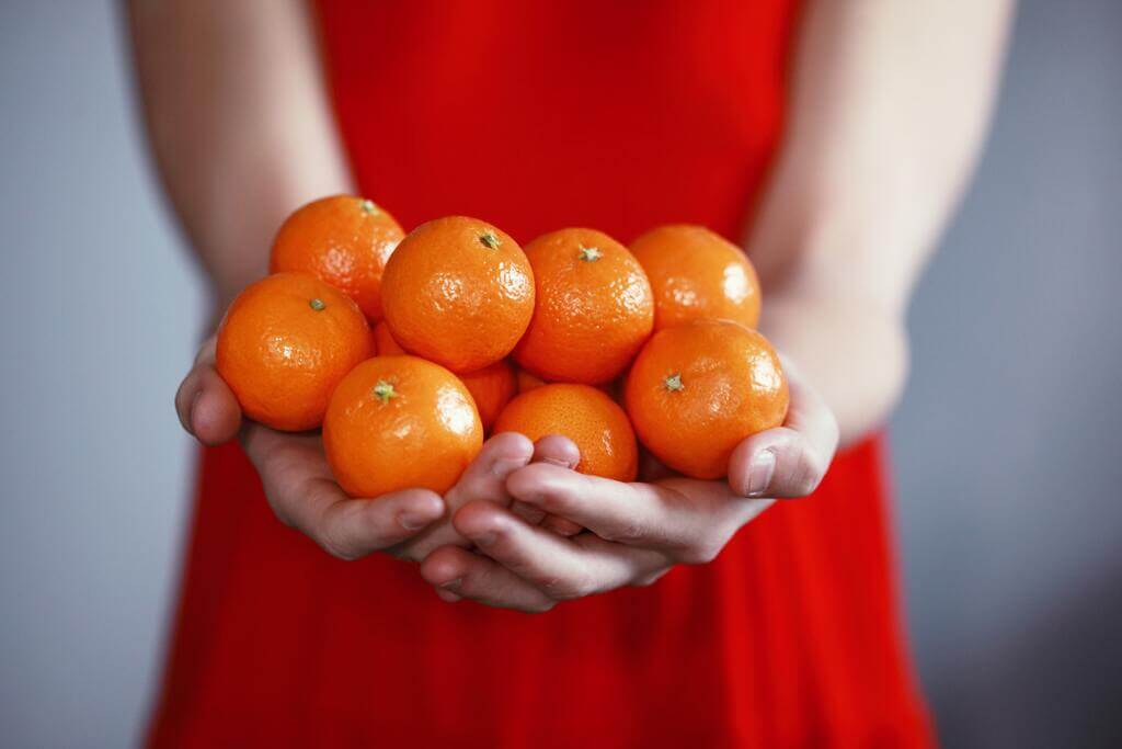 Oranges in hands